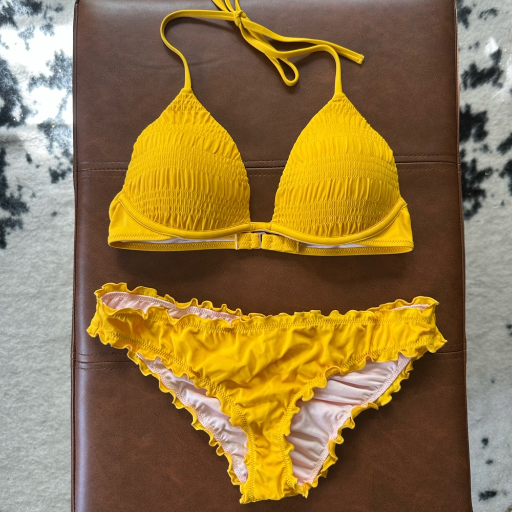 Never worn yellow crinkle push up bikini set 

Top 34B
Bottom S